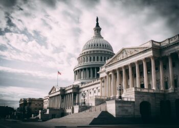 La Ley de Autorización de Defensa Nacional 2024 aplaza la transparencia en torno a los UAP