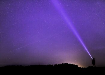 OVNIs: cómo los astrónomos buscan en el cielo sondas extraterrestres cerca de la Tierra