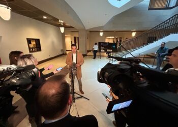 Los congresistas están convencidos de que Grusch dice la verdad, según Tim Burchett