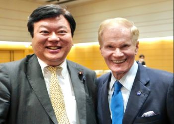 Yoshiharu Asakawa with NASA director Bill Nelson.