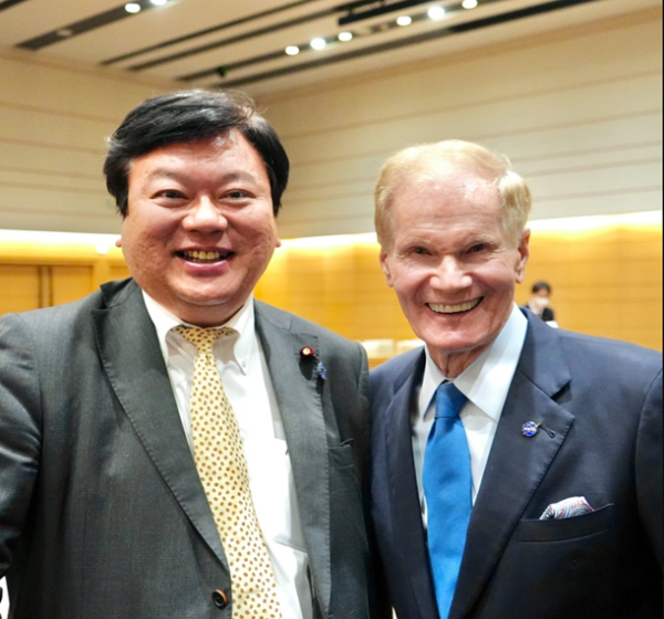 Yoshiharu Asakawa with NASA director Bill Nelson.